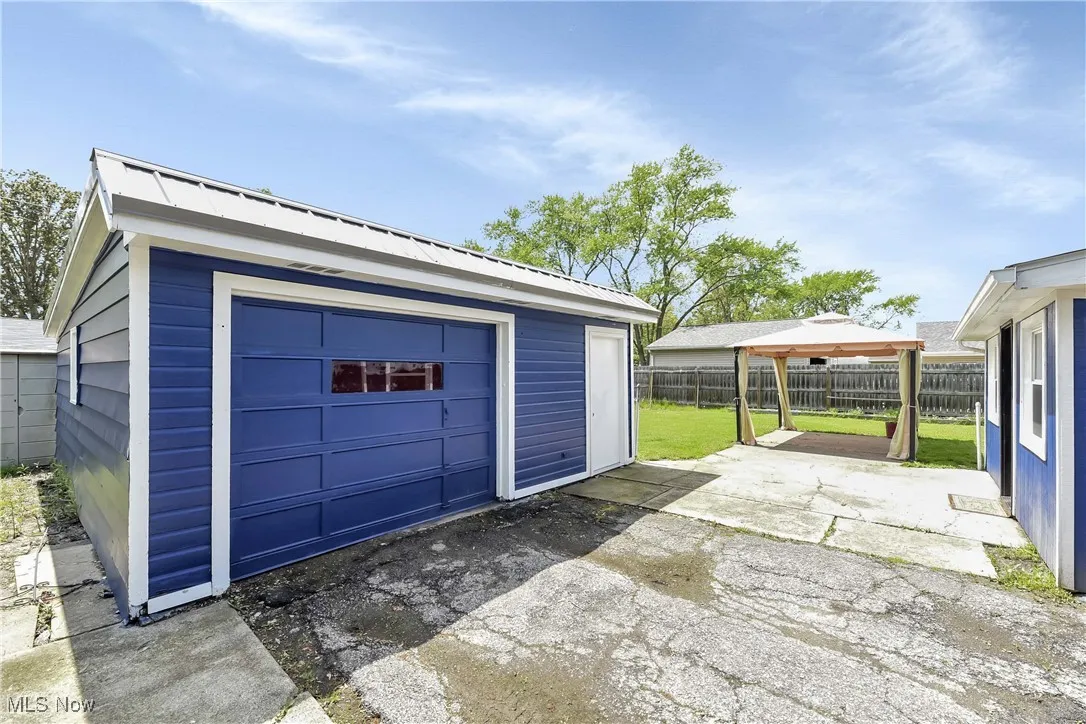 Detached garage with driveway