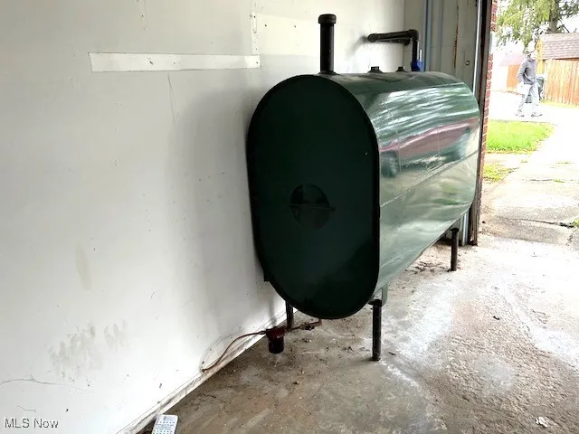 Detailed view of oil tank