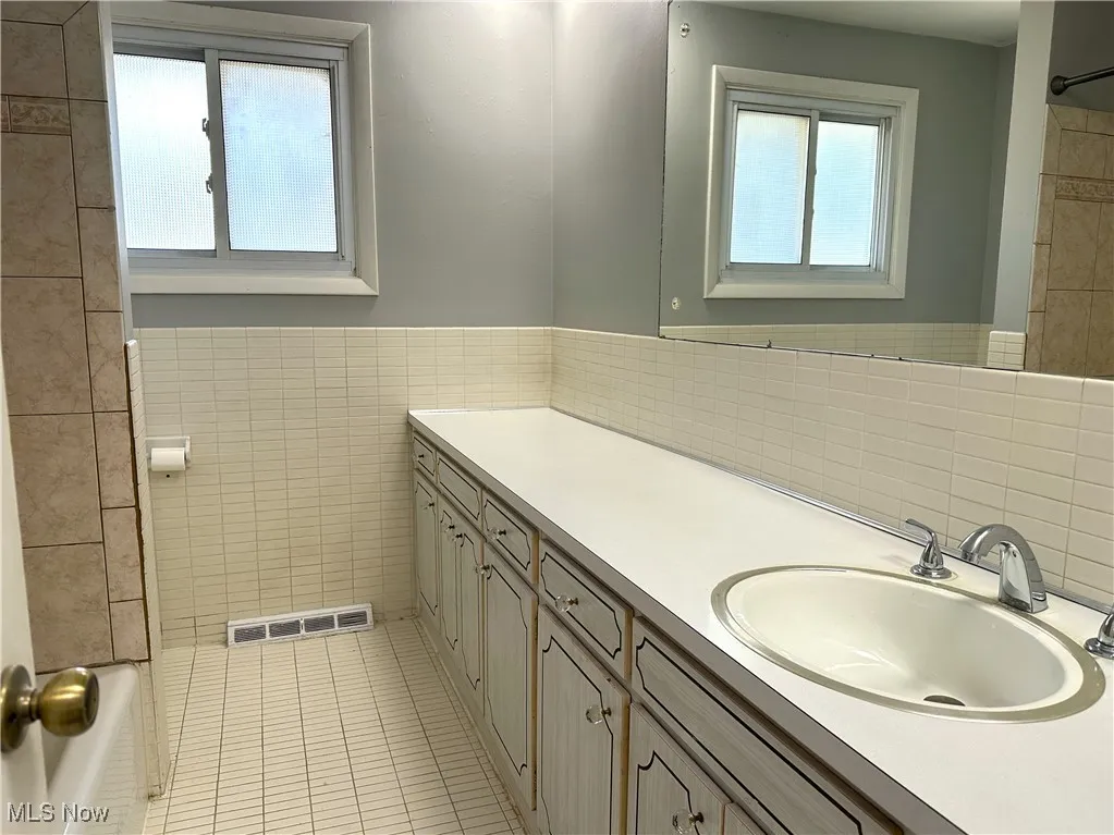 Main Full Bathroom w/ tub and shower