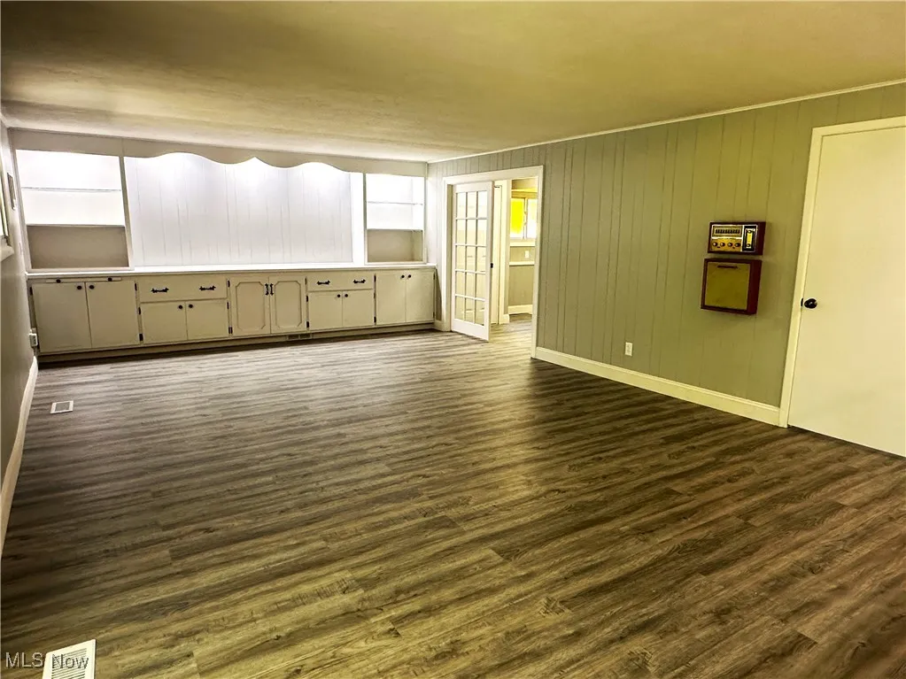 Gorgeous new flooring & fresh paint