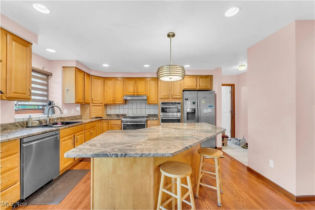 Over 25 ft of GRANITE counters + Stainless Steel appliances (Double Oven, Fridg, Gas Stove and Dishwasher)