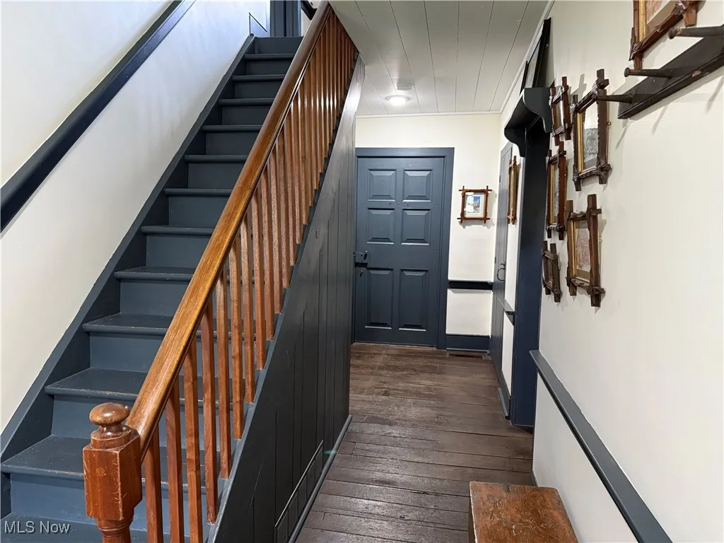 stairway/hallway
