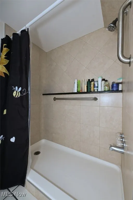 Bathroom featuring tiled shower