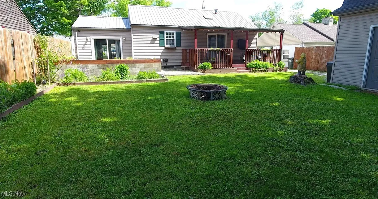 showing yard, patio and deck