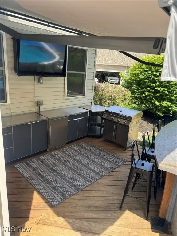Deck featuring outdoor dining space