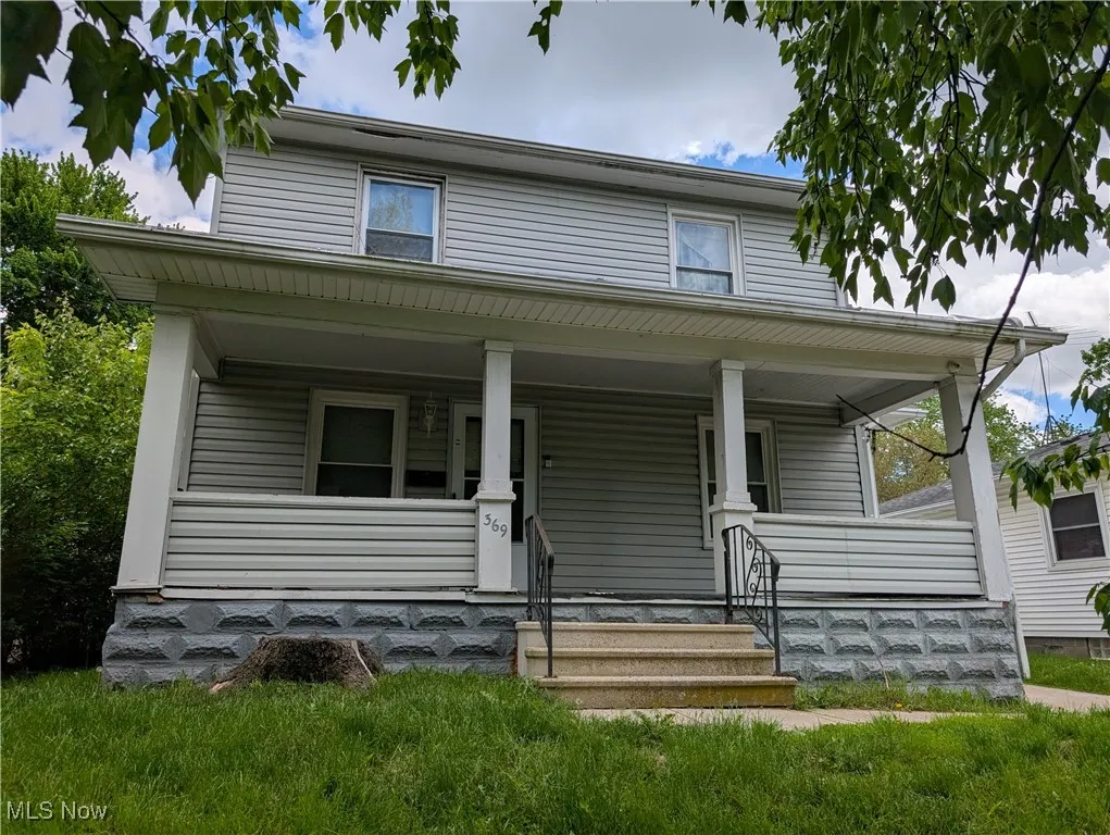 View of front facade with a porch