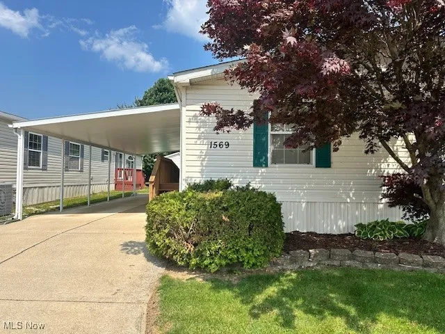 Manufactured / mobile home with driveway and a carport