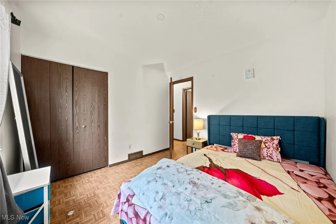Bedroom with a​​‌​​​​‌​​‌‌​‌‌​​​‌‌​‌​‌​‌​​​‌​​ closet
