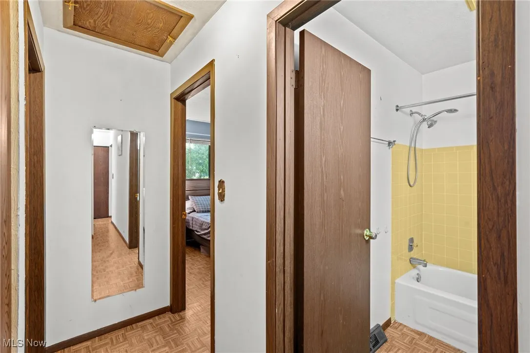 Ensuite bathroom with bathing tub / shower combination