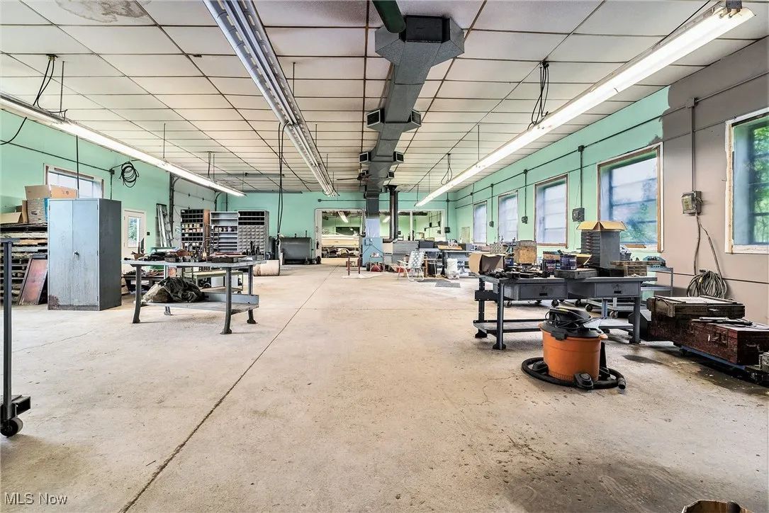 Workout area with a workshop area
