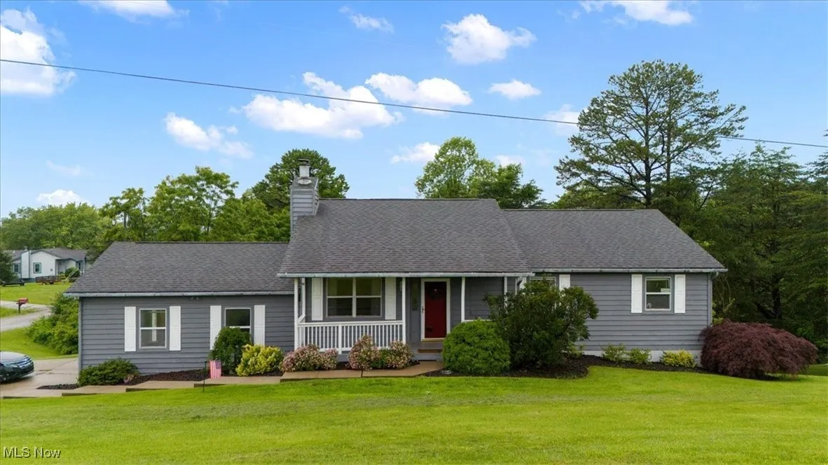 Welcome to 100 Pineview, a lovely modern home in the Warren Local School District.