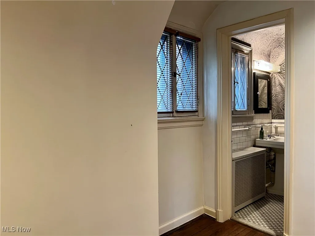walk through bath from bedroom 2