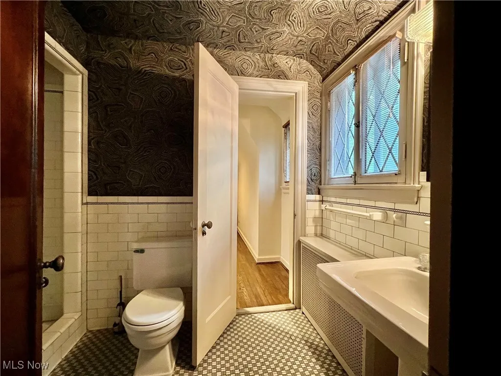 walk thru bath from bedroom - 3