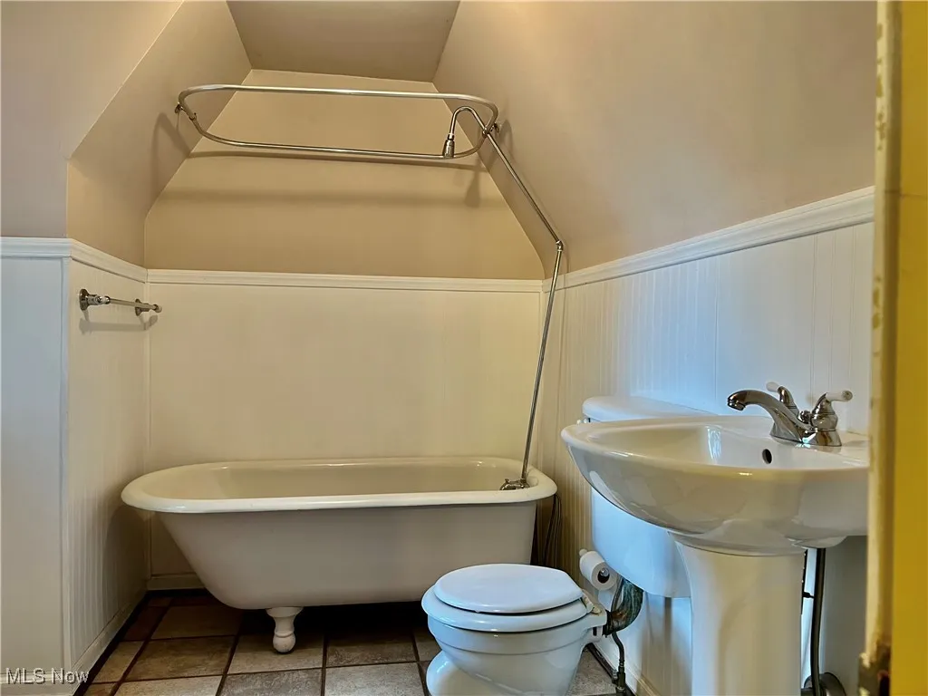 3rd floor en suite bathroom