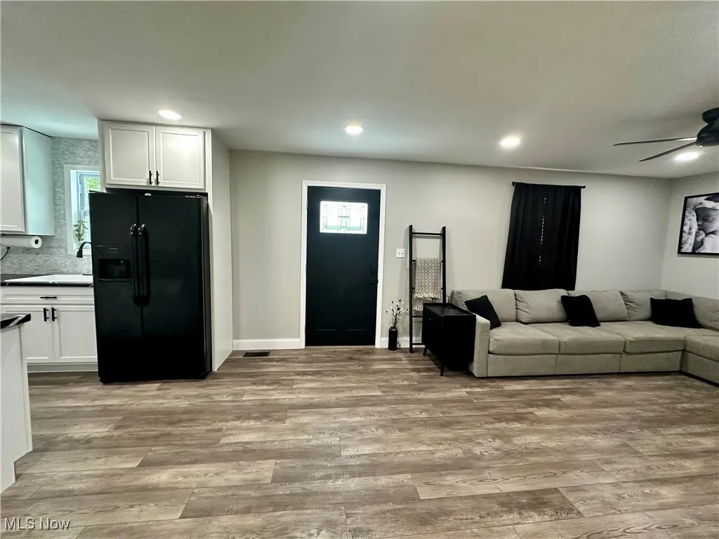 Living area with ceiling fan, light wood-type flooring, recessed lighting, and baseboards