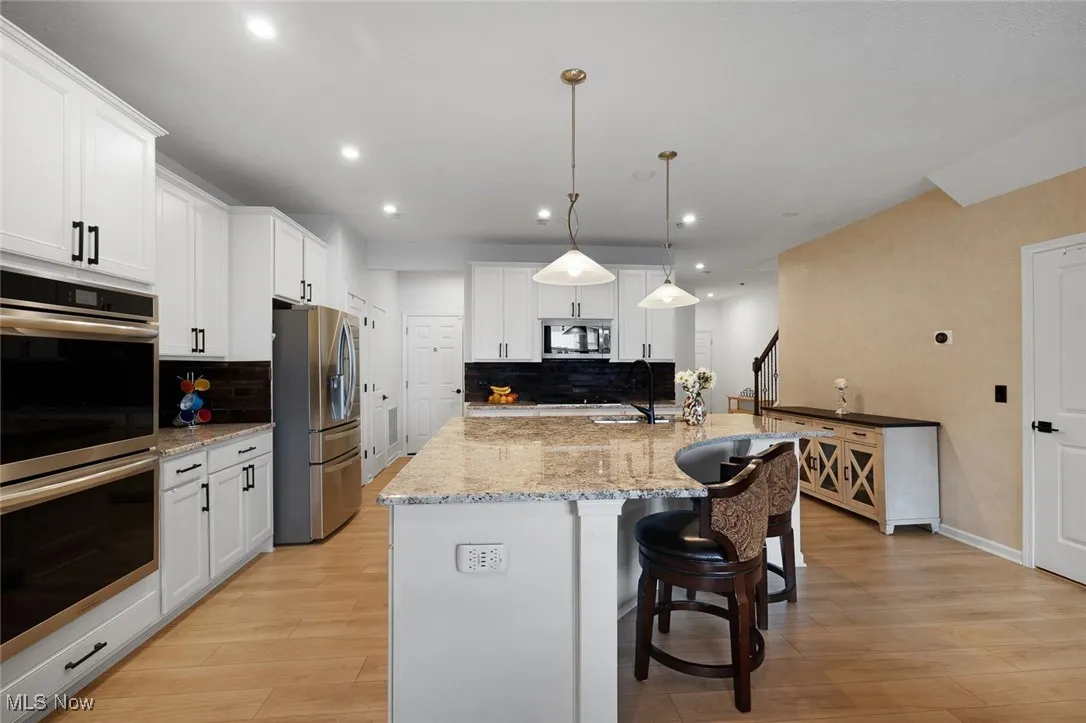 Double ovens, High End appliances included!