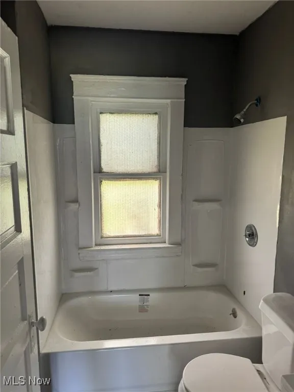Full bath with toilet and shower / bathtub combination