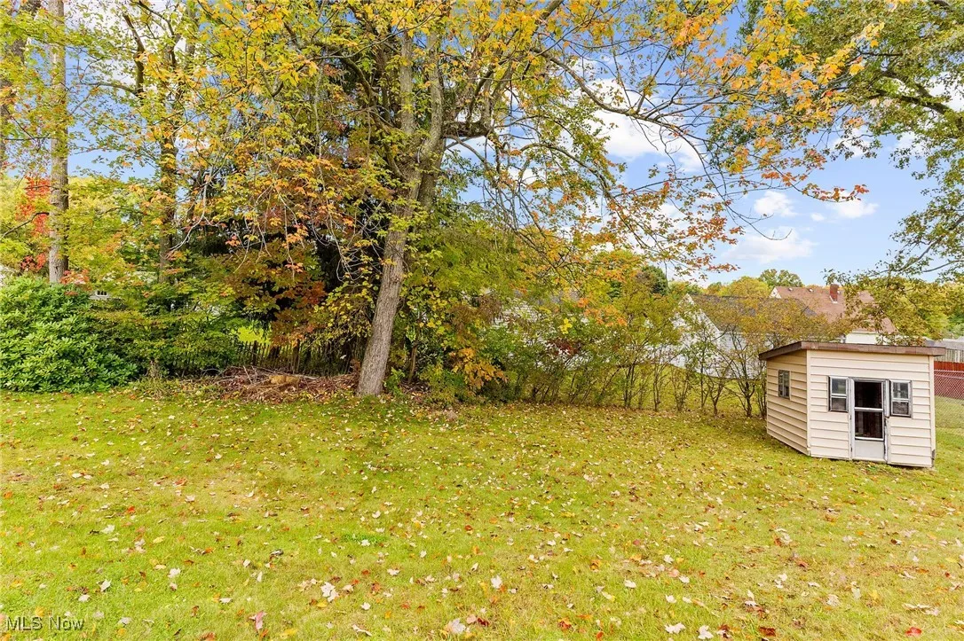 View of grassy yard featuring an outdoor structure