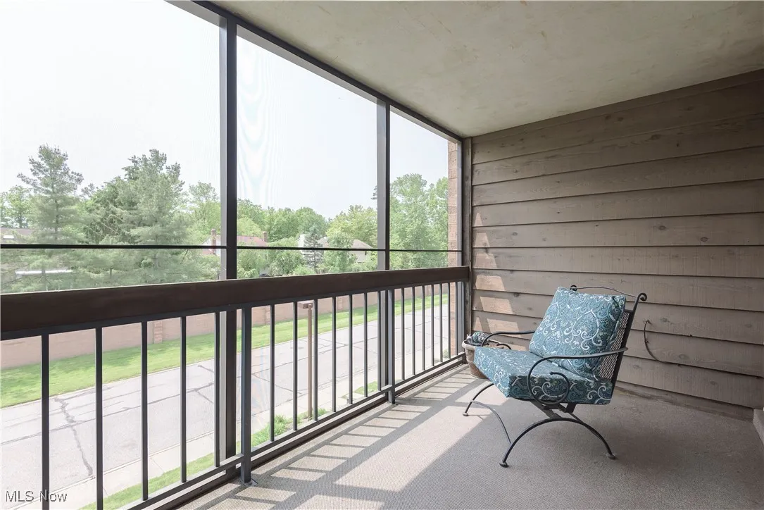 Sunroom / solarium with plenty of natural light