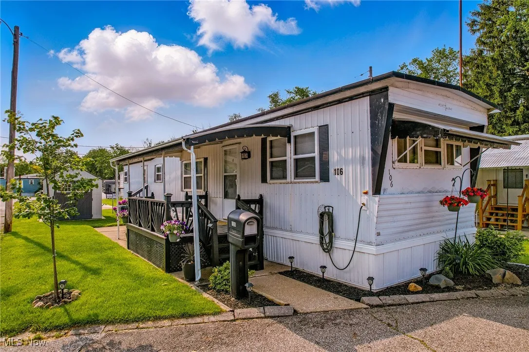 Manufactured / mobile home with a front lawn