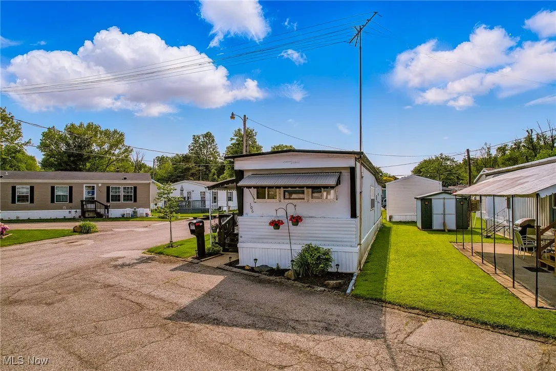 Manufactured / mobile home featuring a front yard