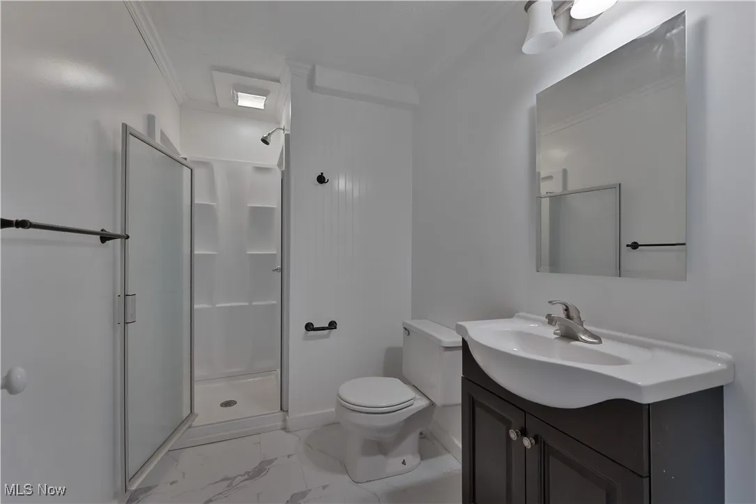DUPLEX UPPER UNIT FULL BATH
