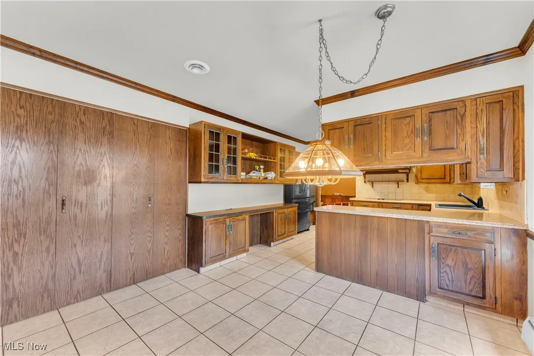 Kitchen w/pantry