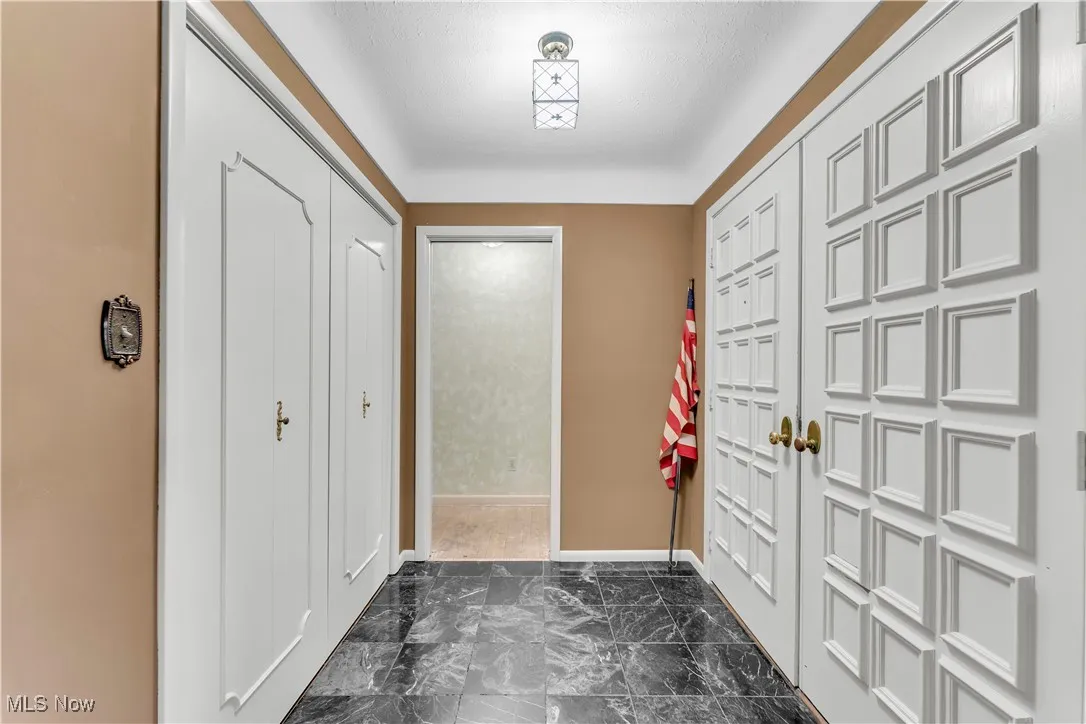 Foyer w/large closet