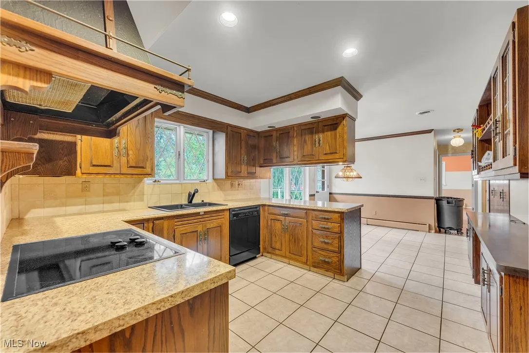 Kitchen w/electric cooktop