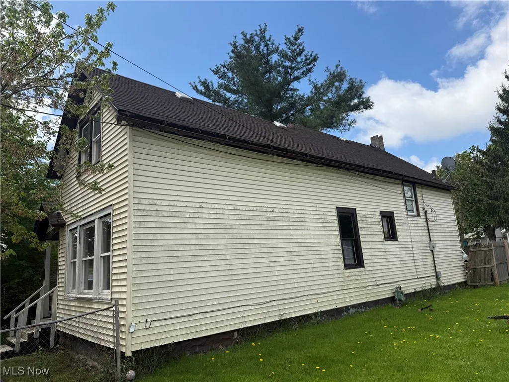 View of side of home
