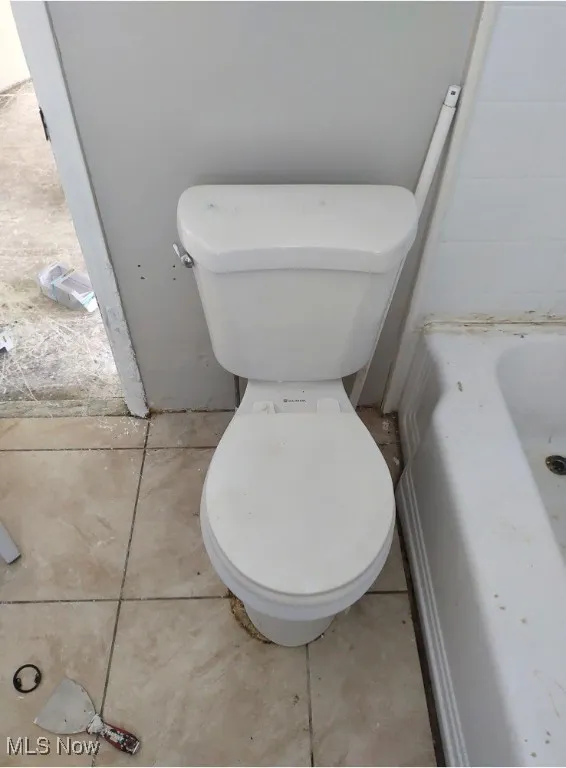 Full bath featuring toilet and a bathtub