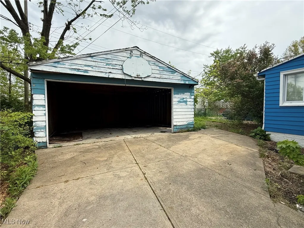 Detached garage with fence