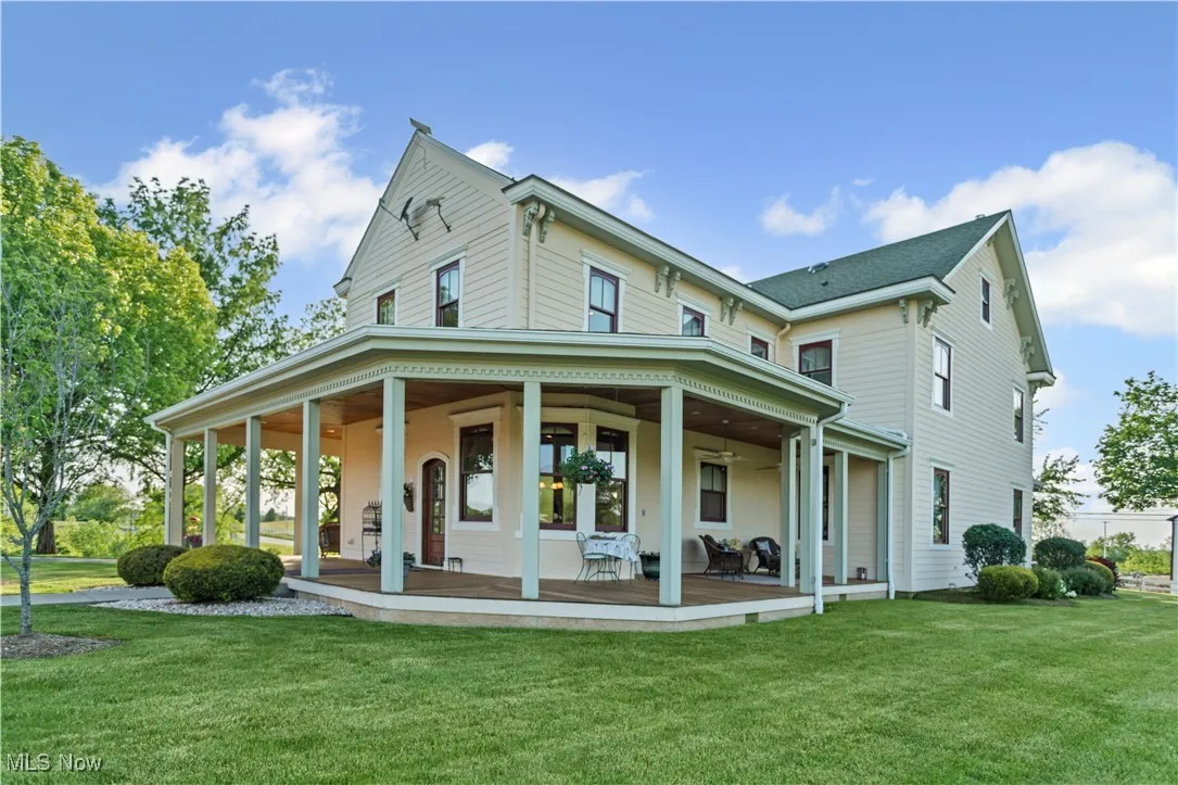 View of front of house featuring a front yard