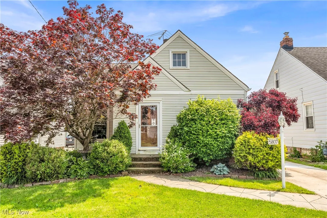 View of front of property featuring a front yard