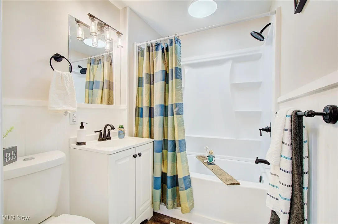 Newly remodeled full bathroom.