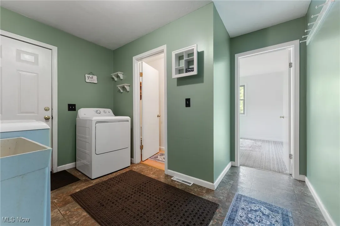 Laundry area featuring washer / clothes dryer and baseboards