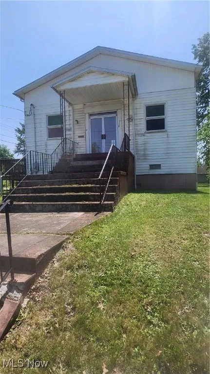 View of front facade featuring a front lawn