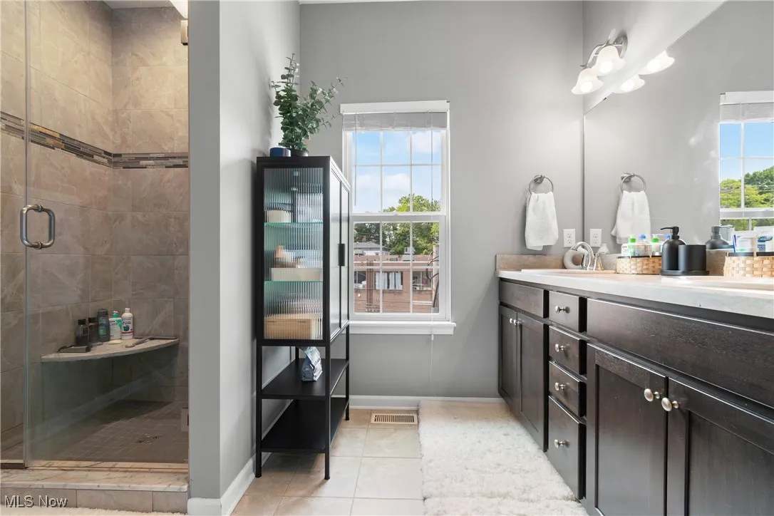 Master Bath, double sinks, tiled shower