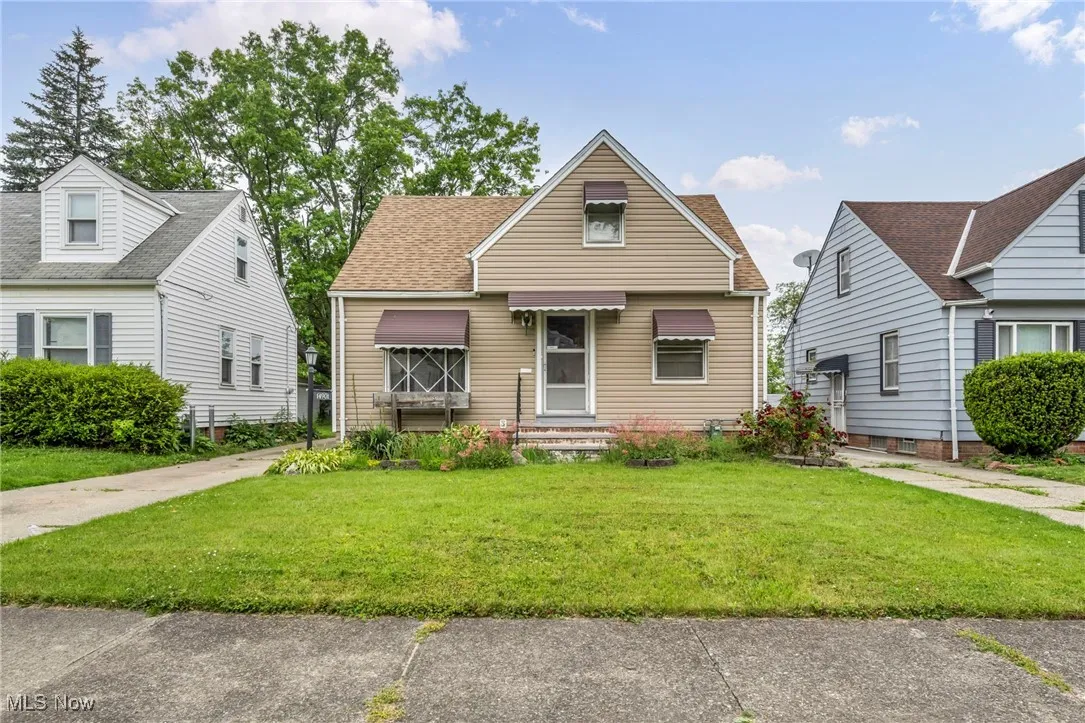 View of front facade featuring a front yard.