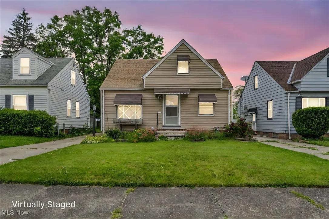 View of front of property featuring a front yard