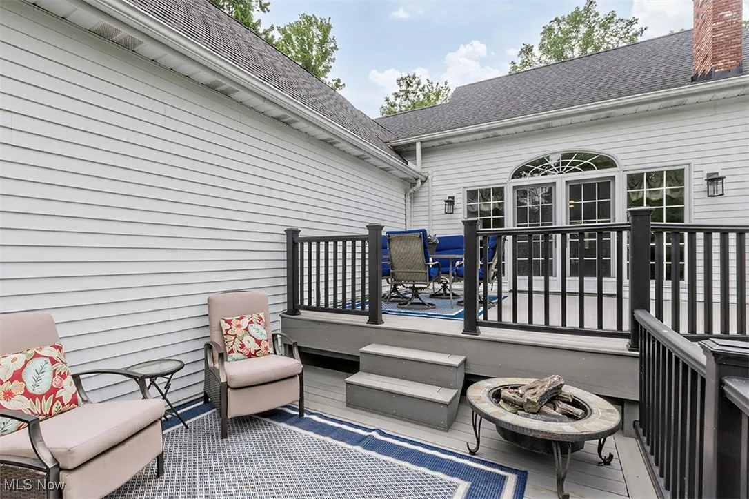 Dual -level trex decking is well-suited for summertime gatherings with friends.