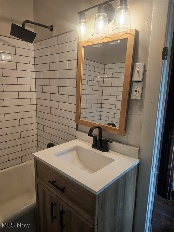 Full bath with vanity and tub / shower combination