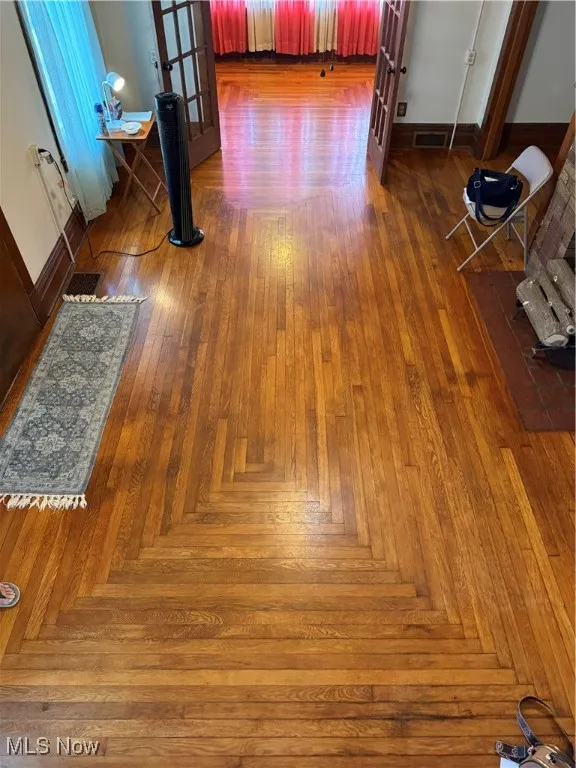 Detailed view of baseboards