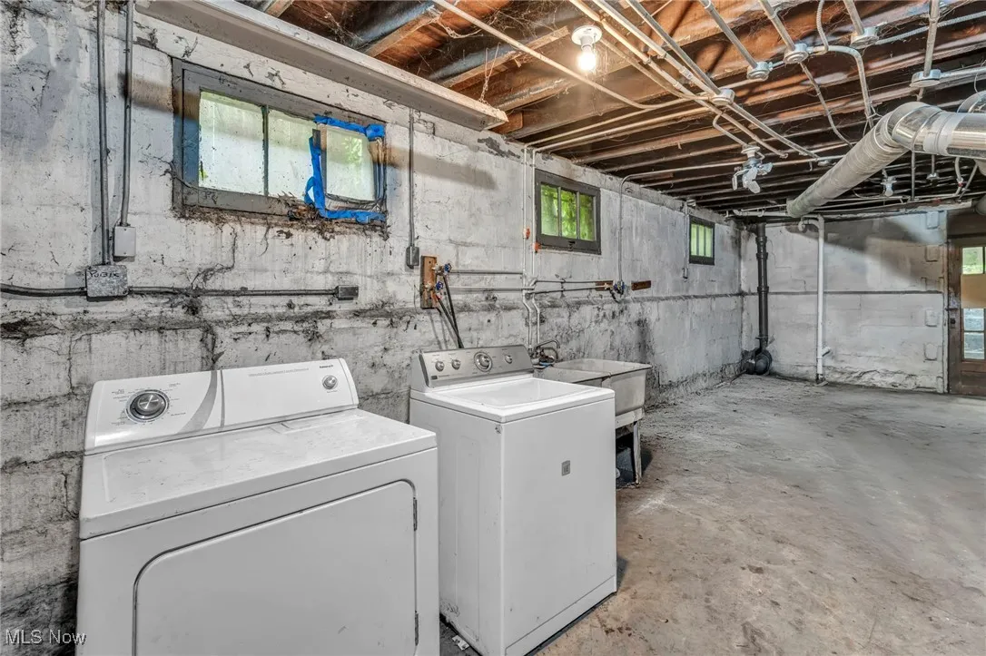 Washroom with washer and dryer