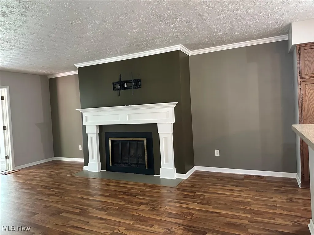 Living Room with fireplace