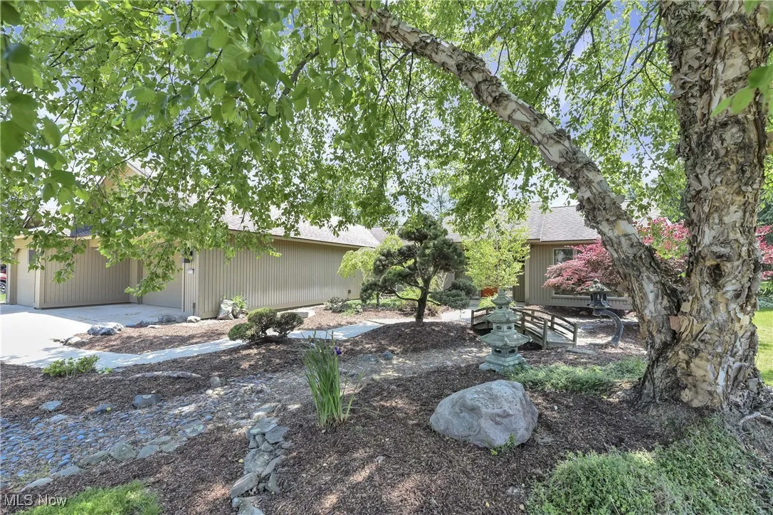 View of yard with an outdoor structure