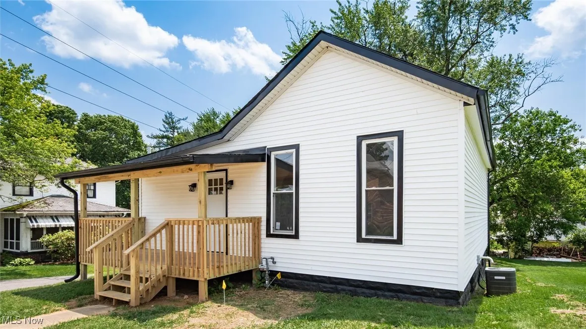 View of front of home featuring a front lawn