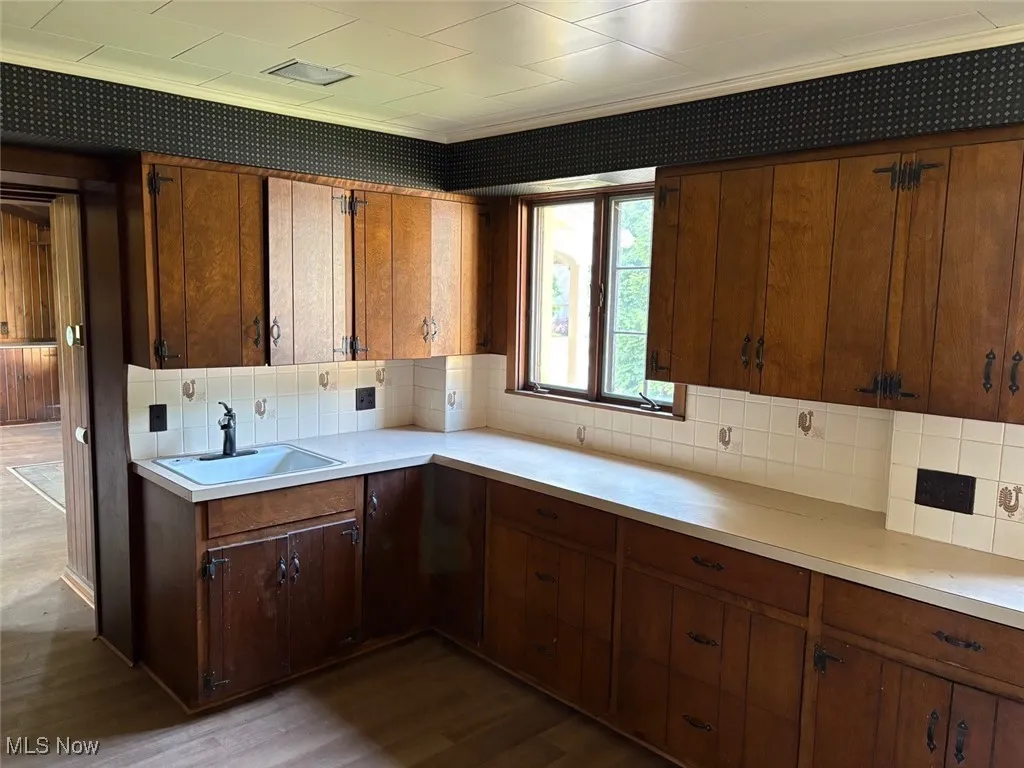 Kitchen with double sinks