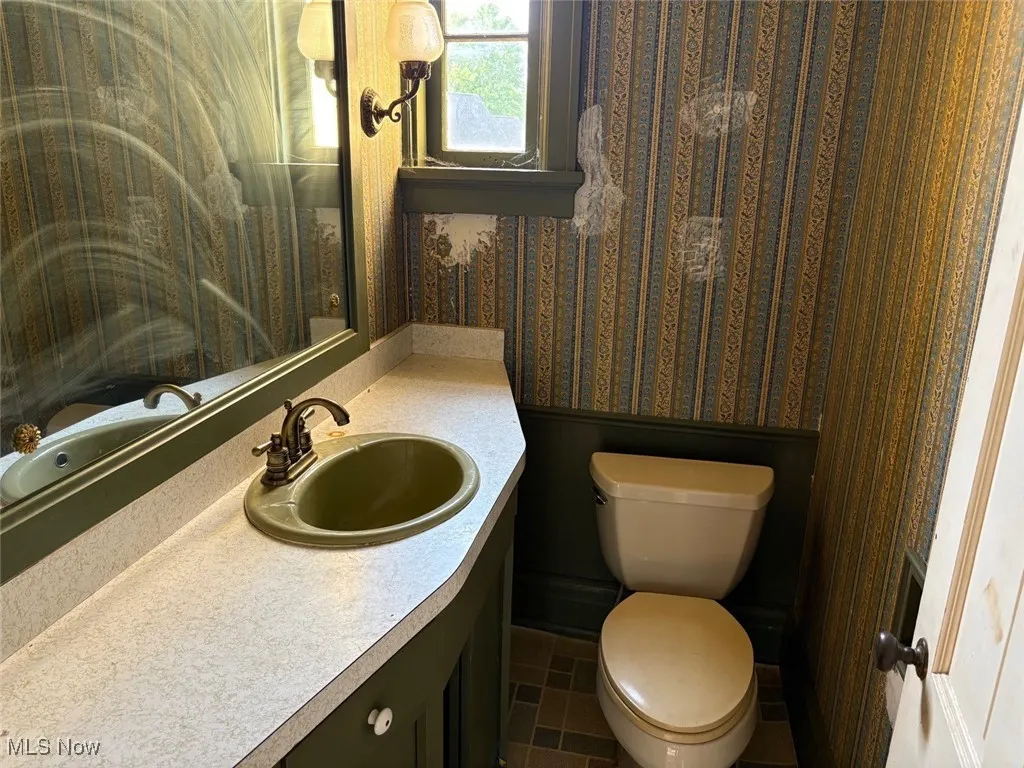 Half bath off of the foyer