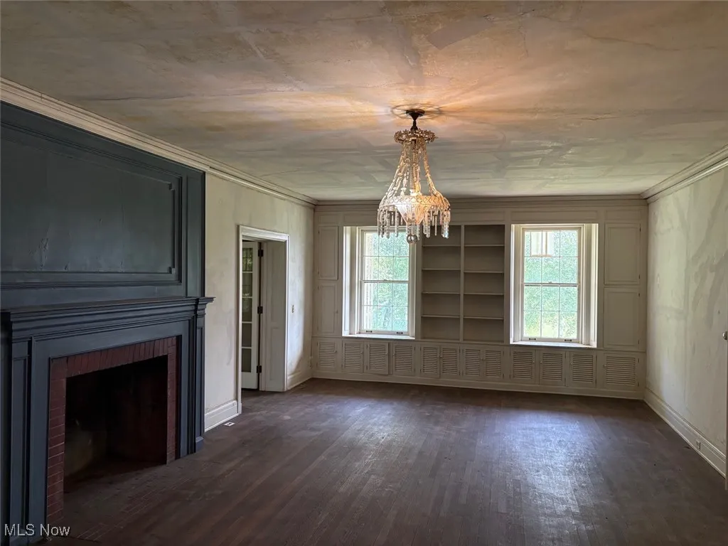 Living room with built-in shelves and bookcases